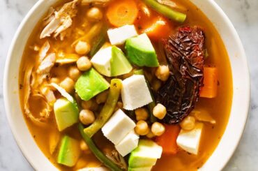 Caldo tlalpeño mexicano, receta tradicional reconfortante
