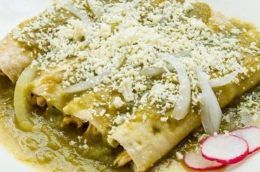 Receta de enchiladas suizas deliciosa versión con salsa verde y queso gratinado