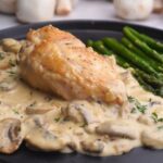 Pollo en salsa de champiñones