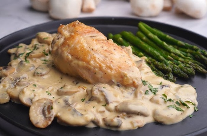 Pollo en salsa de champiñones