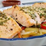 Receta de salmón al horno con patatas y verduras