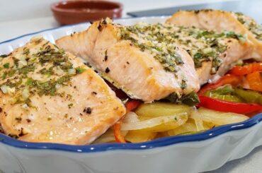 Receta de salmón al horno con patatas y verduras