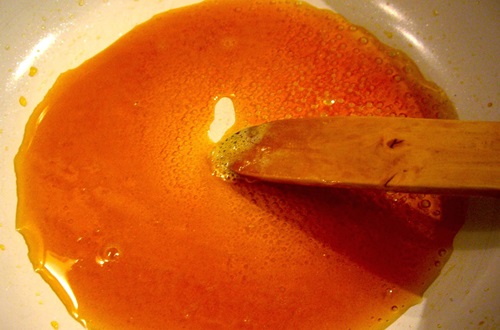 Caramelo Preparación de caramelo líquido en una olla pequeña logrando un color ámbar perfecto.
