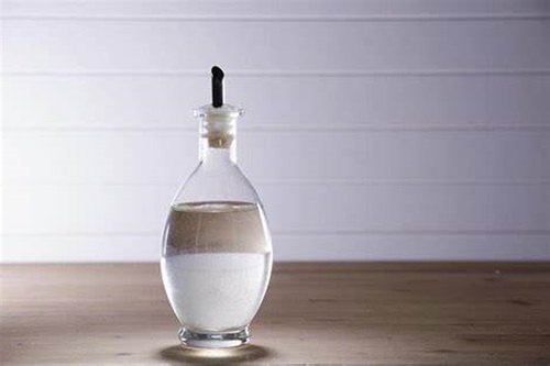 Vinagre blanco Botella de vinagre blanco, ingrediente esencial para el aderezo del escabeche.