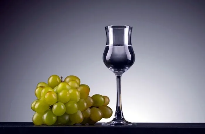 Aguardiente Aguardiente de uva chileno, ingrediente esencial para dar el grado alcohólico a la cola de mono.