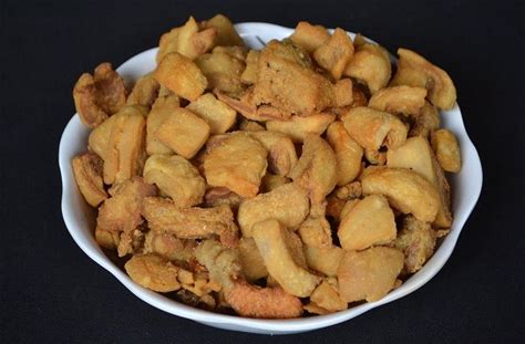 Chicharrón Trozos de chicharrón de cerdo crujientes listos para ser incorporados al guiso final.