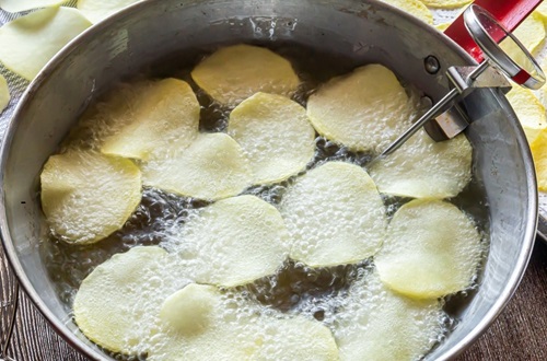Freir sabritas Fritura inicial de las papas.