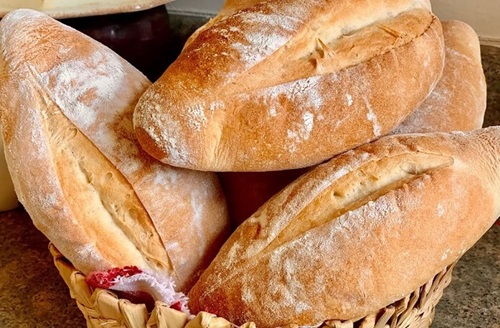 Panes bolillo Rebanadas de pan bolillo mexicano duro listas para ser tostadas.