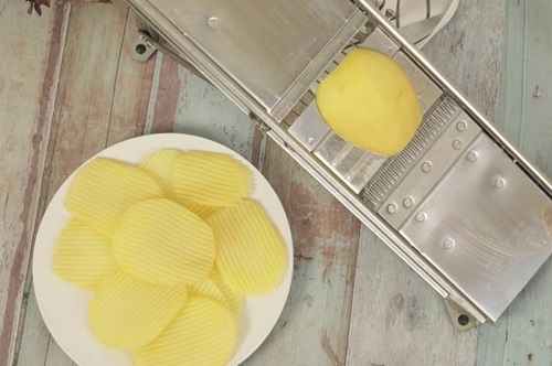 Papas en mandolina Papas en mandolina para receta de sabritas.