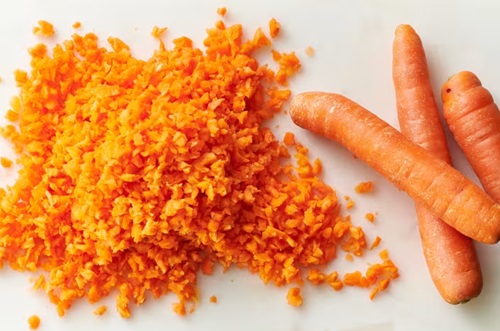 Zanahoria rallada Zanahoria rallada fina de color naranja vibrante para la base del pastel.
