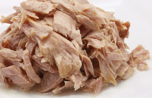 Atun Trozos de atún desmenuzado listos para integrar a la masa de las croquetas.