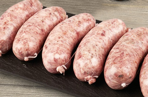 Chorizo argentino Chorizos frescos de mezcla atados, listos para ser blanqueados en agua hirviendo.
