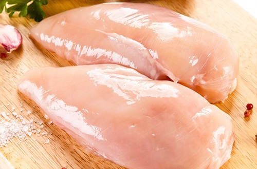 Pechugas de pollo frescas cortadas en tiras finas para marinar.