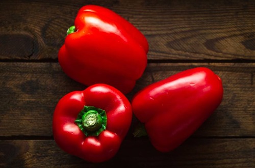 Pimientos rojos frescos en cubos, esenciales para el color y sabor de la salsa cubana.