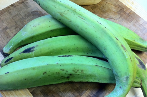 Plátanos verdes Plátanos verdes frescos pelados y cortados en trozos, listos para ser hervidos en agua con sal.