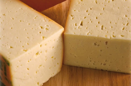 Trozo de queso mantecoso chileno rallado para gratinar.