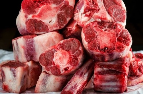 Trozos de rabo de toro de res frescos y troceados antes del proceso de sellado.