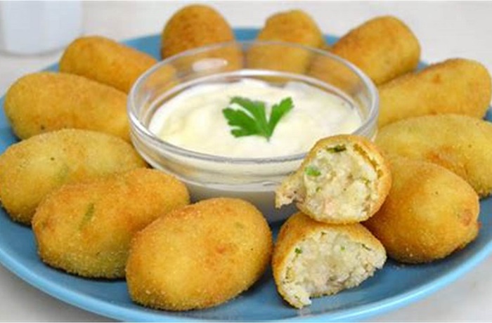 Croquetas de atún con papa: Una receta económica y deliciosa Croquetas de atún con papa doradas y crujientes servidas en un plato con guarnición.