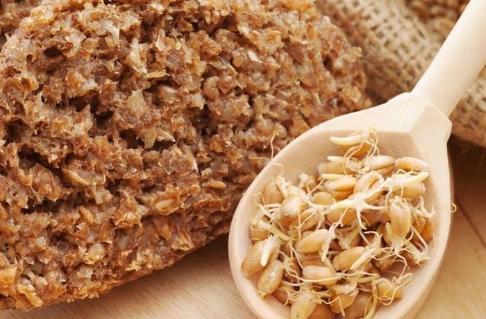 Receta de pan ezequiel con granos germinados: Receta bíblica nutritiva Rebanada de pan Ezequiel 4 9 casero con granos germinados, textura rústica y nutritiva.