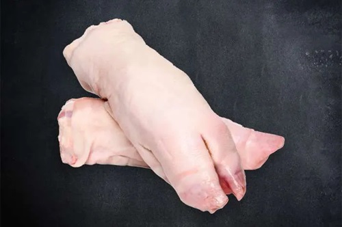 Manitas de cerdo Manitas de cerdo frescas cortadas en mitades y perfectamente limpias, listas para el proceso de escaldado.