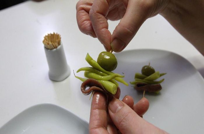 ¿Cómo hacer una gilda vasca? La receta del pintxo de anchoa, aceituna y piparra