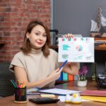 Profesional de marketing digital analizando tendencias — Oklute