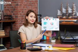 Profesional de marketing digital analizando tendencias — Oklute