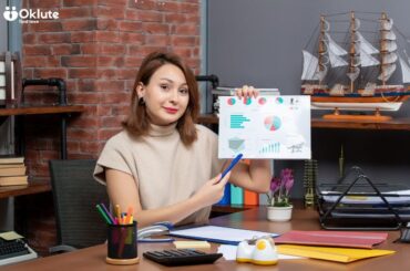 Profesional de marketing digital analizando tendencias — Oklute