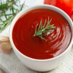 ¿Cómo mejorar la salsa de tomate de supermercado? El truco de los chefs profesionals