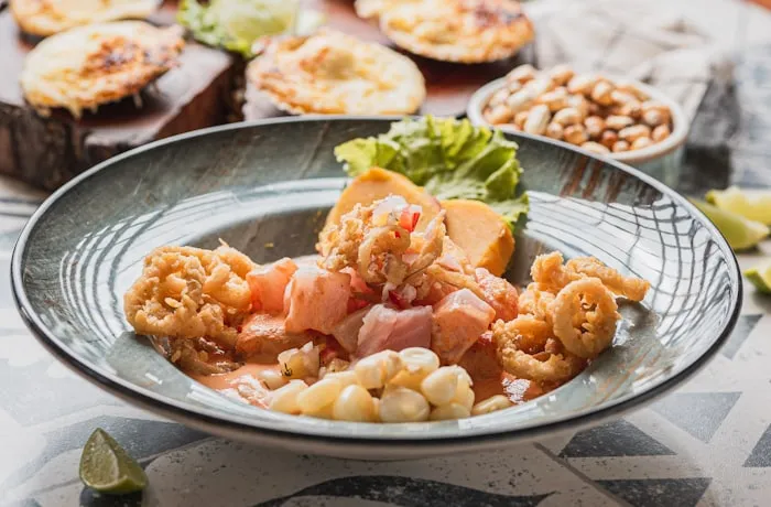 Ceviche peruano con salsa acevichada y calamar frito Ceviche peruano con salsa acevichada y calamar frito