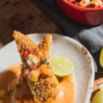 Salsa acevichada peruana sobre pescado crocante