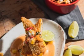 Salsa acevichada peruana sobre pescado crocante