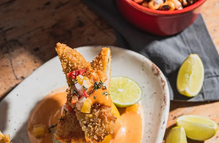 Salsa acevichada peruana sobre pescado crocante Salsa acevichada peruana sobre pescado crocante