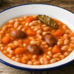 Alubias blancas con chorizo y verduras receta española de cuchara