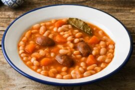 Alubias blancas con chorizo y verduras receta española de cuchara