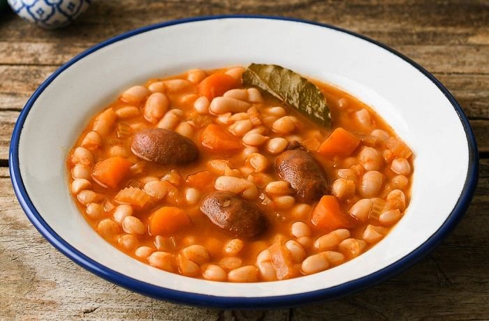 Alubias blancas con chorizo y verduras receta española de cuchara