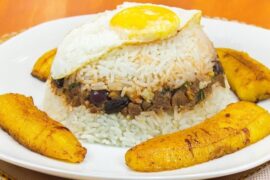 Arroz tapado con carne molida y huevo duro en plato receta peruana