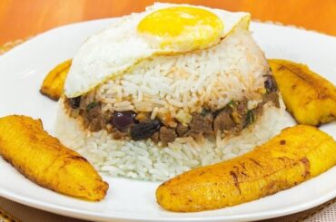 Arroz tapado con carne molida y huevo duro en plato receta peruana