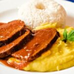 Asado de carne a la olla en rebanadas con salsa receta peruana