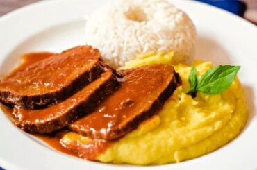 Asado de carne a la olla en rebanadas con salsa receta peruana