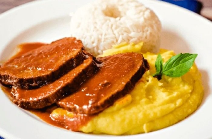 Asado de carne a la olla en rebanadas con salsa receta peruana