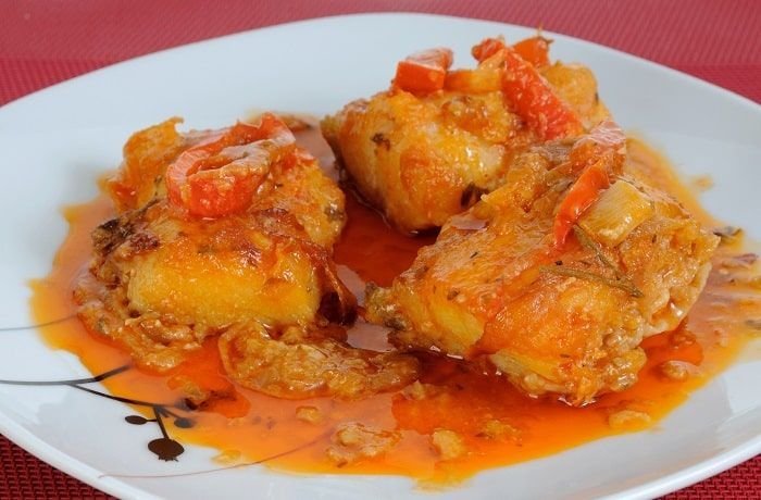 Bacalao encebollado con pimientos y tomate estilo canario