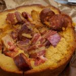 Boroña asturiana preñada de pan de maíz con chorizo y morcilla