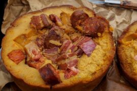 Boroña asturiana preñada de pan de maíz con chorizo y morcilla