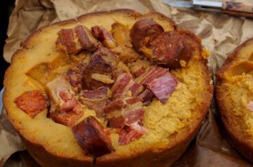 Boroña asturiana preñada de pan de maíz con chorizo y morcilla