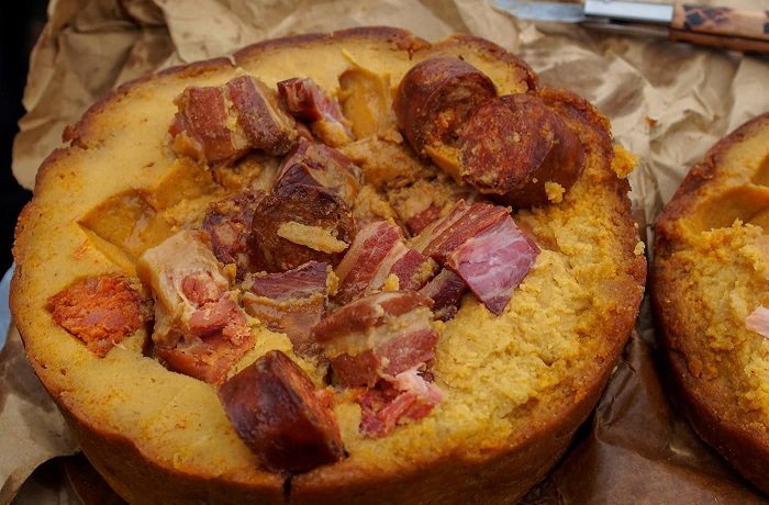 Boroña asturiana preñada de pan de maíz con chorizo y morcilla