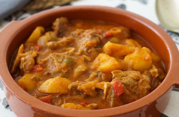 Caldereta de cordero con patatas y pimientos receta extremeña