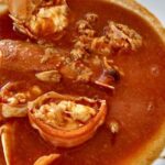 Caldereta de langosta menorquina en cazuela de barro con pan frito