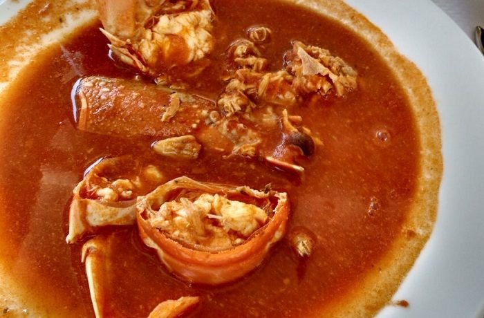 Caldereta de langosta menorquina en cazuela de barro con pan frito