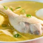 Caldo de gallina con fideos, papa amarilla y huevo receta peruana